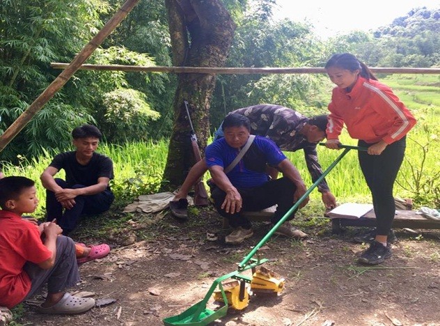 A demonstration on operation of cono weeder was also conducted on the SRI Field where the farmers were taught and demonstrated on how to use the machine. (Photo Courtesy: ATMA Kohima) 
